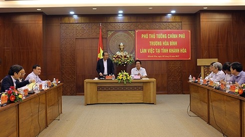 Deputy PM Truong Hoa Binh speaks at the session. (Photo: baokhanhhoa.com.vn)