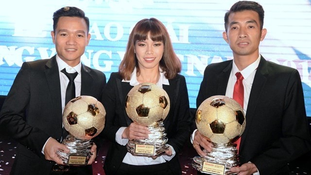 Top three winners of the Vietnamese Golden Ball Awards 2017, (from L-R) Dinh Thanh Trung, Dang Thi Kieu Trinh and Phung Trong Luan. (Credit: dantri.com.vn)