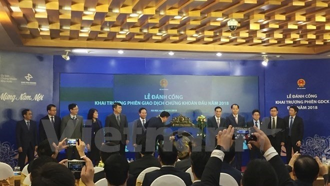  Minister of Finance Dinh Tien Dung beats the ceremonial gong to open the first trading session of Vietnam’s stock market in 2018 on January 2 (Photo: VNA)