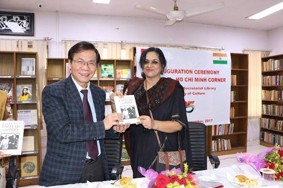 Vietnamese Ambassador Ton Sinh Thanh presents a book to Sujata Prasad, an official of the Indian Ministry of Culture.
