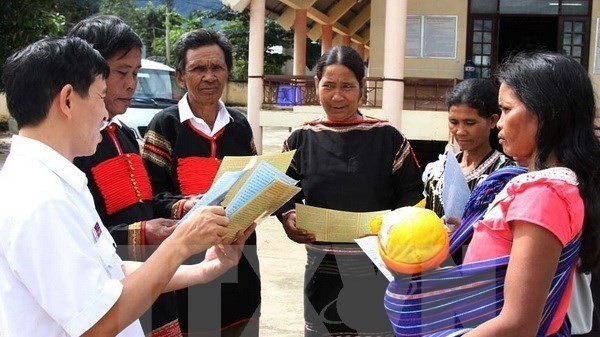 A judicial official explains a legal document to people in Cu Pui, Krong Bong district, Dak Lak province (Source: VNA)