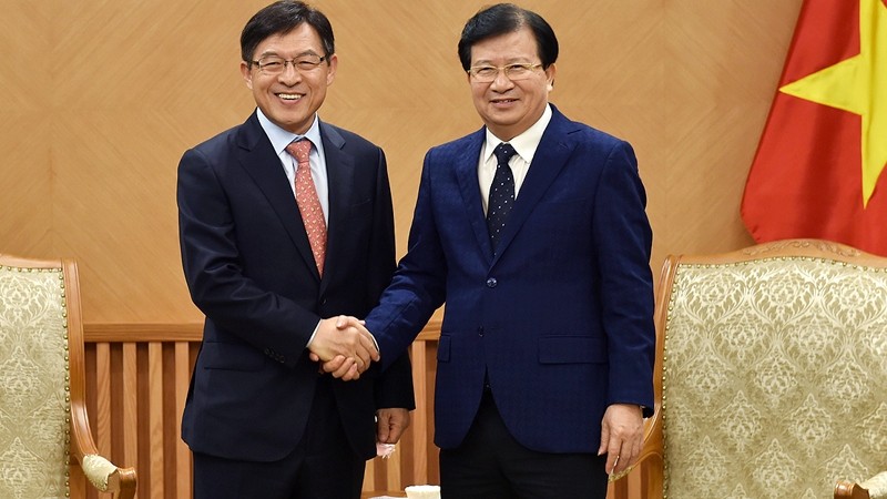 Deputy Prime Minister Trinh Dinh Dung (R) receives President of Samsung Vietnam Complex Shim Won Hwan (Photo: VGP)