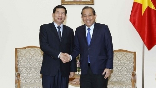 Deputy PM Truong Hoa  Binh (R) and Chief Judge of the Lao Supreme People’s Court Khamphanh Sit ThiDampha