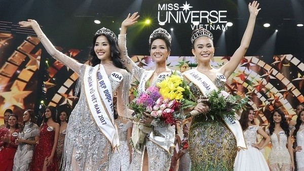 H’Hen Nie (central) was crowned Miss Universe Vietnam 2017.