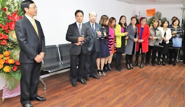 Vietnamese Consul General in Hong Kong and Macau, Tran Thanh Huan (L) speaks at the ceremony