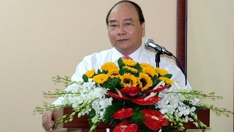 PM Nguyen Xuan Phuc speaks at the meeting