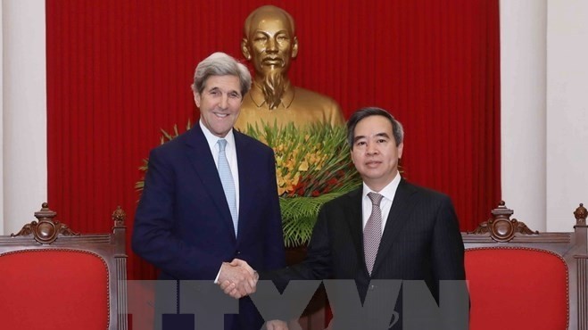 Head of the Communist Party of Vietnam Central Committee’s Commission for Economic Affairs (R) welcomes former US Secretary of State John Kerry.(Photo: VNA)