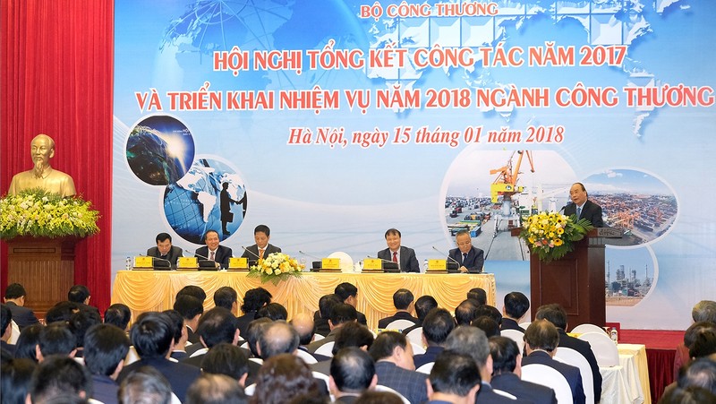 PM Nguyen Xuan Phuc speaks at the meeting (credit: VGP)