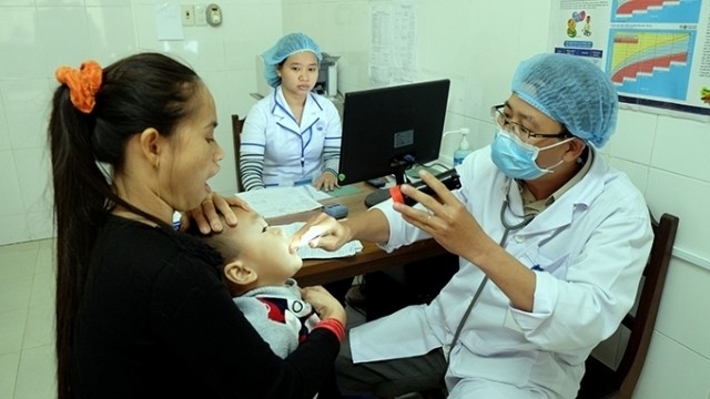 A child patient under screening at Phu Vang District General Hospital in Thua Thien-Hue province. (Credit: NDO)