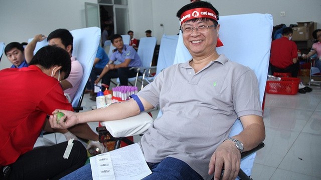 Vice Chairman of Can Tho municipal People's Committee Truong Quang Hoai Nam donates blood at the tenth 'Red Sunday' held in Can Tho on January 14 (credit: dantri)