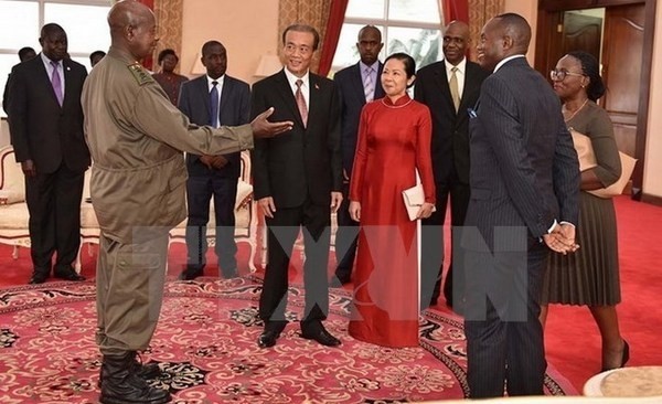 President Museveni of Uganda receives Vietnamese Ambassador Nguyen Kim Doanh (centre) (Source: VNA)