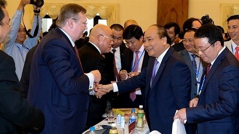 PM Nguyen Xuan Phuc shakes hands with participants at the Phu Yen investment promotion conference.
