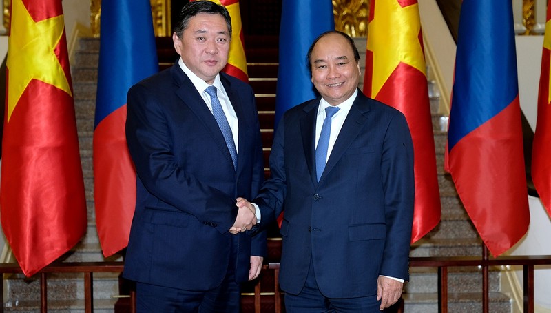 PM Nguyen Xuan Phuc (R) and Chairman of the Mongolian Parliament Miyegombo Enkhbold (credit: VGP)