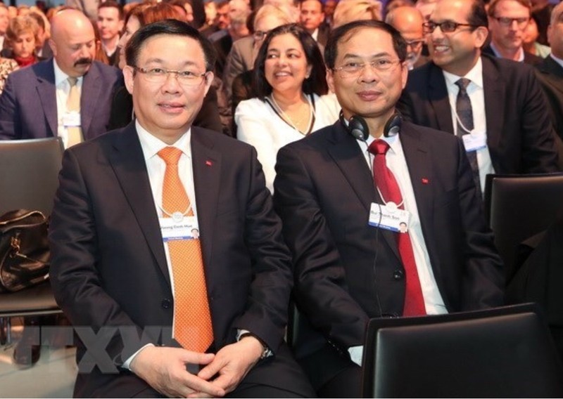 Deputy Prime Minister Vuong Dinh Hue (L) and permanent Deputy Foreign Minister Bui Thanh Son (Photo: VNA)