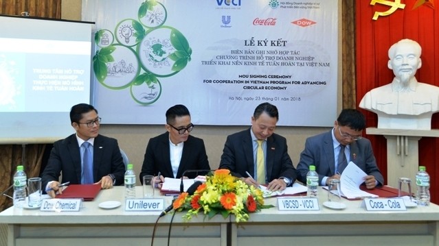 The signing ceremony between the VBCSD and three foreign-invested companies