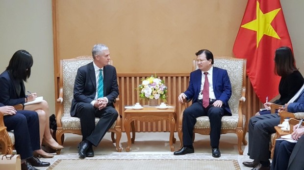 Deputy Prime Minister Trinh Dinh Dung (R) and Director-General of the Global Green Growth Institute (GGGI) Frank Rijsberman.