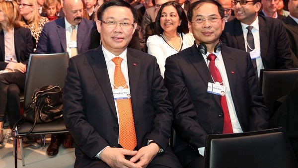 Deputy PM Vuong Dinh Hue (left) and Deputy Foreign Minister Bui Thanh Son attend the 48th annual meeting of the WEF. (Credit: VGP)