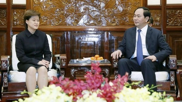 President Tran Dai Quang (R) receives Singaporean Ambassador to Vietnam Catherine Wong Siow Ping  (Photo: VNA)