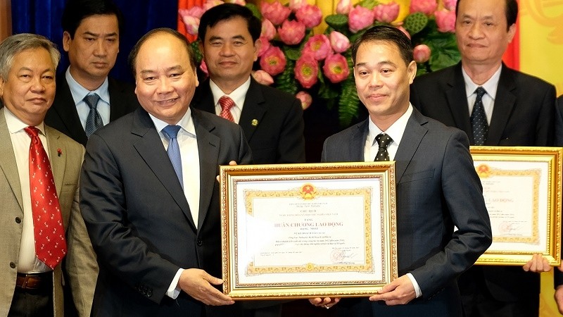 PM Nguyen Xuan Phuc awards the Labour Order to outstanding statisticians.