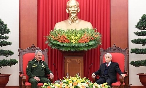 Party General Secretary Nguyen Phu Trong (right) receives Russian Minister of Defence Sergey Shoyu. (Credit: qdnd.vn)
