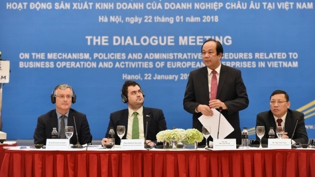 Minister, Head of the Government's Office Mai Tien Dung speaks at the dialogue meeting. (Credit: VGP)
