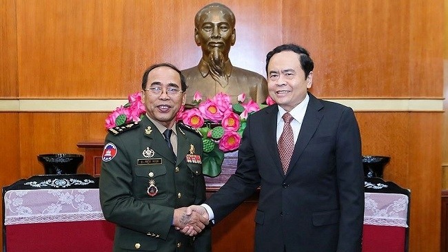 VFF President Tran Thanh Man (right) and deputy chief of the High Command of the Cambodian Royal Army Guards Dieng Sarun. (Photo: VOV)
