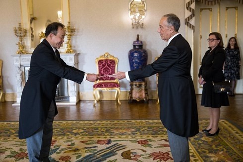 Vietnamese Ambassador to Portugal Nguyen Thiep presents his credentials to Portuguese President Marcelo Rebelo de Sousa. (Photo: VOV)