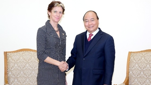 Prime Minister Nguyen Xuan Phuc receives Gerda Verburg, UN Coordinator of the Scaling Up Nutrition Movement on January 31. (Photo: VGP)