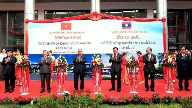 PMs of Vietnam and Laos Nguyen Xuan Phuc and Thonglun Sisulith join delegates in an inauguration ceremony for the scientific and technological human resources training centre in Vientiane, Laos on February 4. (Photo: VGP)
