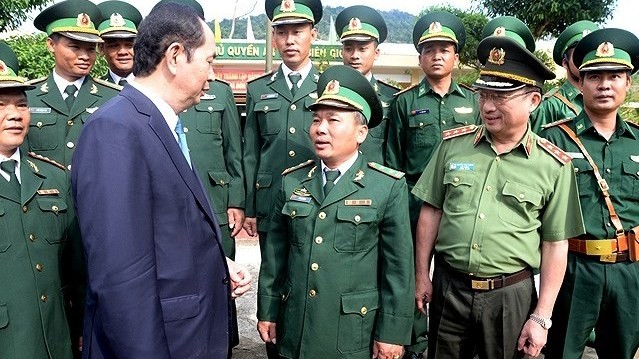 President Tran Dai Quang and the officers and soldiers of the Ro Koi border guard station. (Photo: VOV)