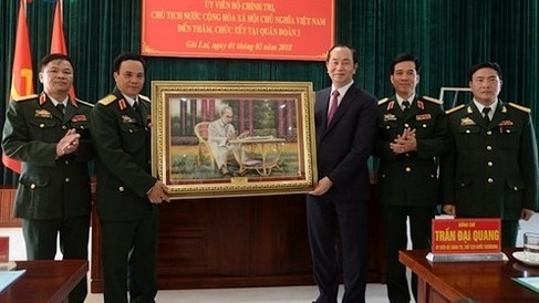 President Tran Dai Quang presents a gift to the High Command of Army Corps No.3. (Credit: VOV)