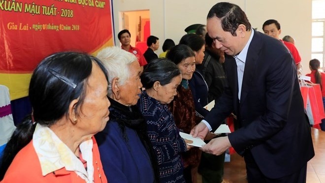President Tran Dai Quang presents Tet gifts to low income households in Ia Dom border commune, Duc Co district, Gia Lai province on January 1, 2018 (Photo: VNA)