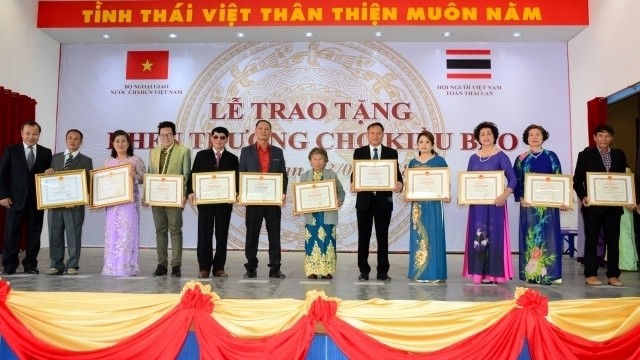 Overseas Vietnamese in Thailand honoured with medals and certificates from Vietnamese authorities for their great contributions to their homeland. (Photo: NDO)