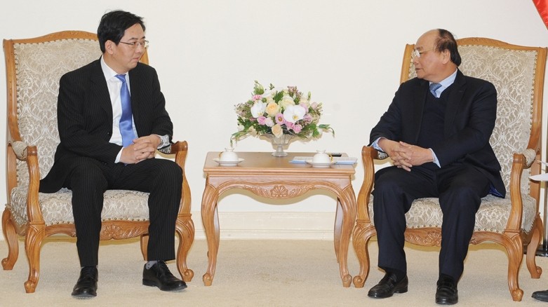 PM Nguyen Xuan Phuc (R) and Chinese Ambassador to Vietnam Hong Xiaoyong (credit: Tran Hai)