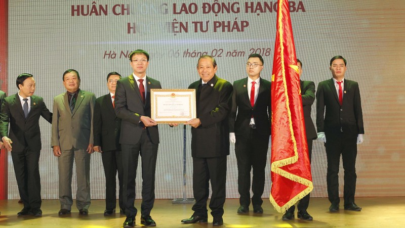 Deputy PM Truong Hoa Binh presents the third-class Labour Order to the Judicial Academy (credit: VGP)