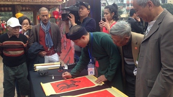 Calligraphy writing activities attract a large number of visitors. (Credit: hanoitv.vn)