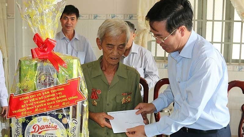 Politburo member  Vo Van Thuong visited and presented Tet gifts to war veterans and policy beneficiary families in Long Thanh commune, Dong Nai province