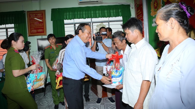 Deputy Prime Minister Truong Hoa Binh presents Tet gifts to poor people.
