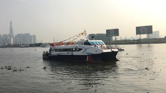 A high-speed boat departs from Bach Dang wharf. (Credit: sggp.org.vn)