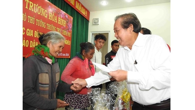 Deputy PM Truong Hoa Binh presents gifts to disadvantaged ethnic minority households in Ninh Thuan province. (Photo: NDO)