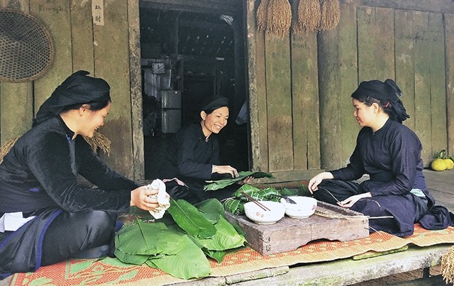 Tay ethnic women making black ‘chung’ cake – an indispensable offering to the ancestors during Dap Noi festival 