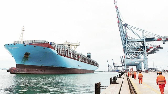 Ultra large container vessel Maersk Line docks at the CMIT (credit: Le Anh Tuan)