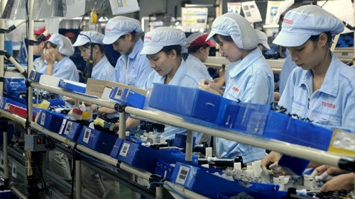 Workers at a foreign-invested electronic factory in Yen Phong industrial park, Bac Ninh province. (Photo: VNA)