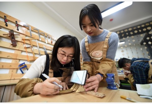  Song Lele (R), a 23-year-old girl, in Lanzhou, northwest China's Gansu Province, chose to start her own business instead of doing preschool education, her undergraduate major. (Photo:Xinhua)