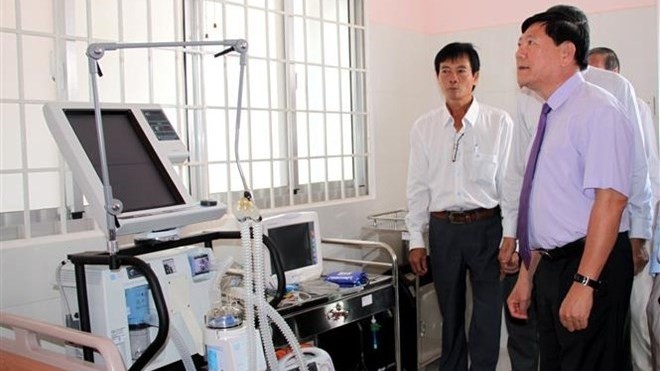 Secretary of the Communist Party's Committee of Vinh Long Tran Van Ron pays a visit to Hoa Phu general hospital on the opening day. (Photo: VNA)