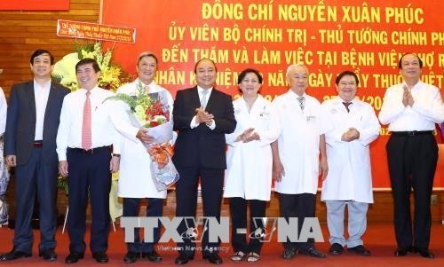 Prime Minister Nguyen Xuan Phuc with doctors of Cho Ray Hospital (Photo: VNA) 