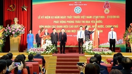 President Tran Dai Quang presented the second class Labour Order to Bach Mai hospital (Photo:VOV)