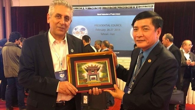 VGCL President Bui Van Cuong (R) presents a gift to WFTU General Secretary Mavrikos (Photo: laodong.vn)