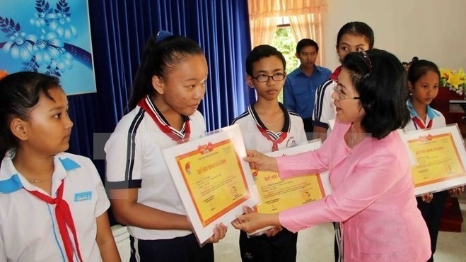 Vu A Dinh Scholarship Fund actively supported disadvantaged students and people in disaster-hit areas in 2017 (Photo: VNA)