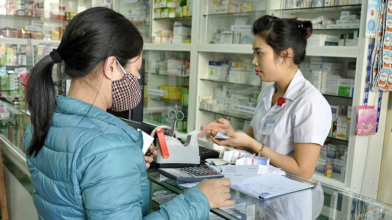 Beginning this month, doctors must write the identification number of a parent or supervisor on all prescriptions for outpatients under 72 months old, according to a new decree issued by Ministry of Health. (Photo:hanoitv.vn) 